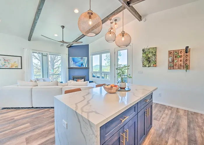 Mtn Views & Gas Fire Pit: Luxe Escape! *
